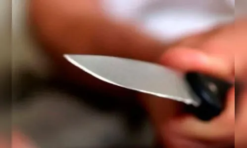 Menor é levado ao hospital após ameaçar familiares com faca
