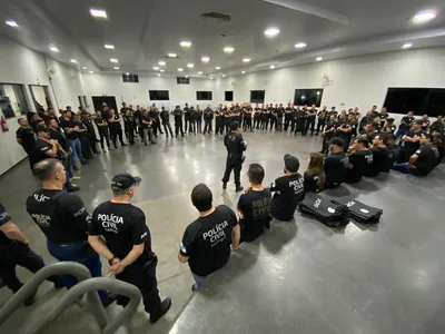 A operação envolveu aproximadamente 150 policiais civis, além de 40 viaturas, helicóptero e cães policiais da PCPR