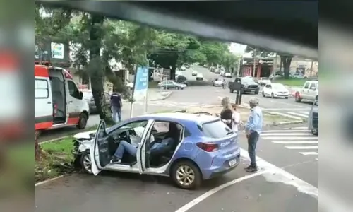 Motorista perde controle de carro e colide com três carros em Maringá