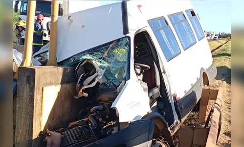 Padre morre e outras sete pessoas ficam feridas em acidente com van