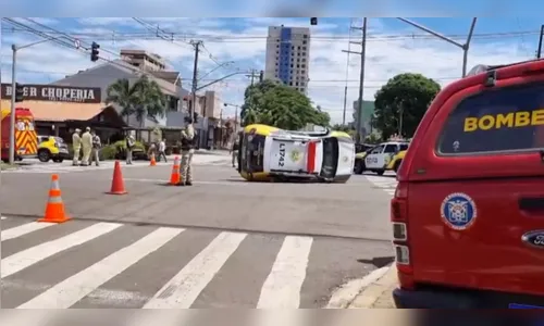 Viatura da PM tomba após batida e dois policiais ficam feridos no PR