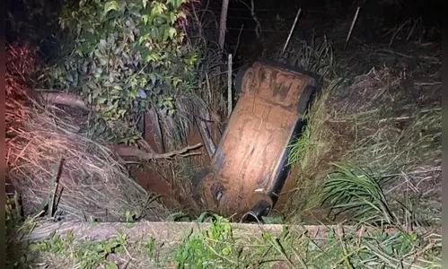 Passageira morre após carro sair da pista e cair em buraco