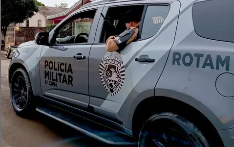 A bicicleta estava escondida numa área de mata
