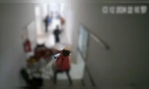 Mulher esfaqueia homem com 30 golpes dentro de hospital; ele sobrevive