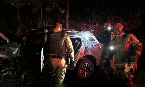 PMs ficam feridos após acidente envolvendo viatura da Rotam na PR-170
