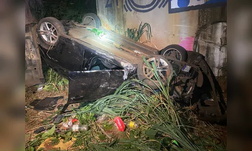 Carro capota e bate em pilar de viaduto após grave acidente na BR-376