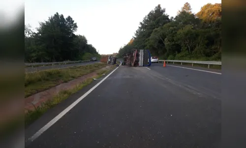 Caminhoneiros escapam ilesos após colisão e tombamento na PR-445