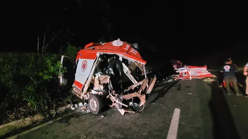 Acidente com ambulância do Samu na BR-476 deixa quatro mortos no PR