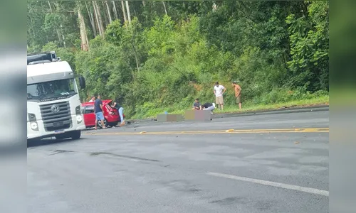 Acidente entre carro e caminhão deixa cinco pessoas feridas na BR-376