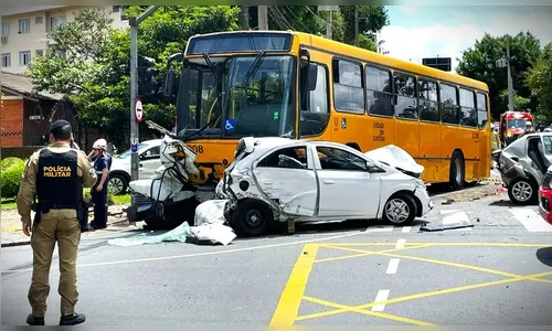 Vídeo mostra momento em que ônibus atinge veículos e mata homem no PR