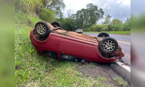 Ford Ka capota no Contorno Norte e jovem de 24 anos sai ilesa