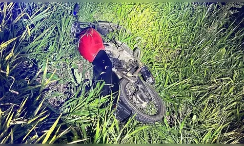 Jovem morre ao invadir pista contrária e colidir contra caminhão