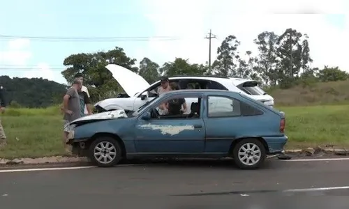 Acidente entre Kadett e Porsche deixa duas pessoas feridas na BR-369