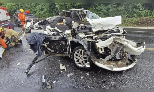 Milagre! Família sobrevive após colisão violenta contra caminhão