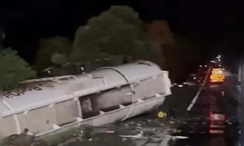Alto risco de explosão após acidente entre caminhões interdita BR-476