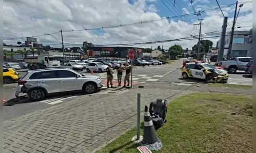 Viatura da PM colide contra carro conduzido por gestante no PR; veja