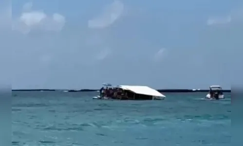 Catamarã naufraga durante passeio e provoca a morte de uma pessoa