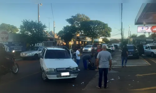 Carro atinge moto ao entrar em posto de combustíveis em Apucarana