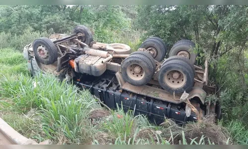 Motorista capota caminhão ao desviar de congestionamento na BR-376