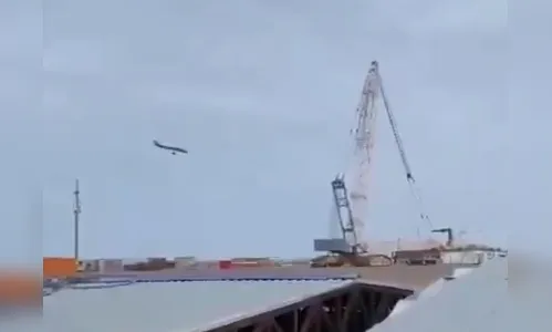 Vídeo mostra momento que avião com 67 pessoas cai no Cazaquistão