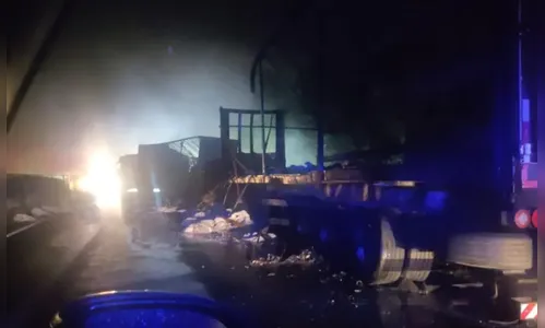 Acidente grave entre dois caminhões causa incêndio e interdita BR-277