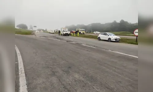 Batida entre três carros mata idosa e deixa 7 feridos no Paraná