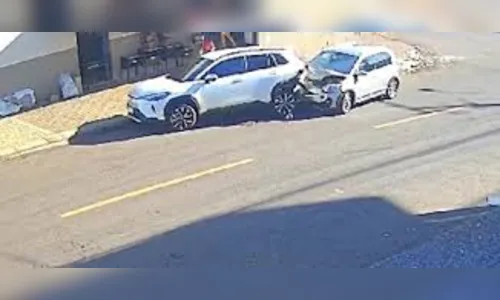 Impressionante! Mulher escapa por 7 segundos de violenta colisão no PR