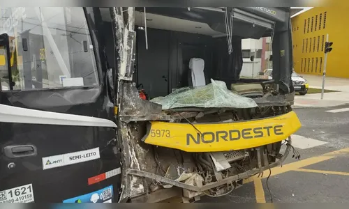 Ônibus fura sinal vermelho e provoca acidente no PR; veja flagrante