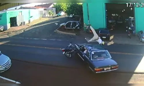 Câmera flagra motociclista sendo arremessado após colisão; veja