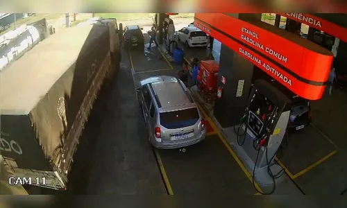 Carreta desgovernada arrasta carro após invadir posto no PR