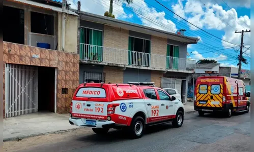Pintor leva choque enquanto trabalhava e cai de telhado