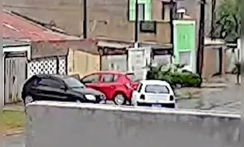 É possível? Carro liga sozinho e provoca acidente no Paraná; vídeo