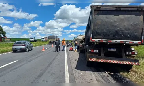 Caminhões colidem e atingem trabalhador que fazia reparos na BR-376