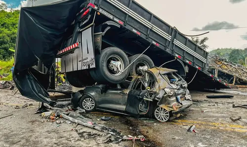 Acidente que envolveu ônibus e carreta deixou 41 mortos