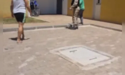 Pais são presos ao deixarem crianças de 7 e 11 anos sozinhas em casa