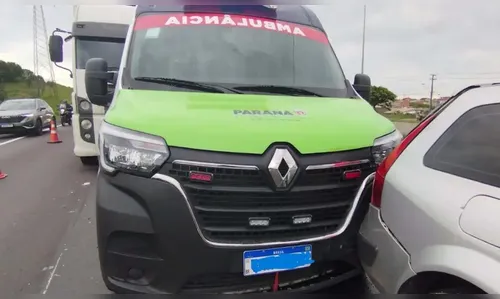 Ambulância se envolve em engavetamento com outros 4 veículos na BR-376