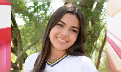 Escola homenageia aluna que morreu em acidente logo após formatura
