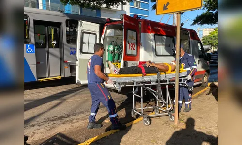 Motociclista é socorrido após colisão em Apucarana; motorista fugiu