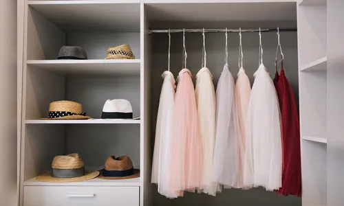 Criança some e é achada dormindo no guarda-roupa após buscas da PM