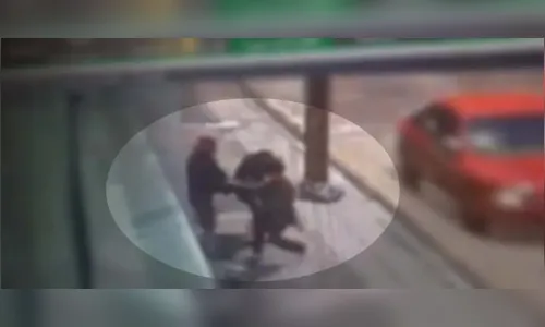 Jovem reage a assalto e leva facada no Paraná; vídeo mostra crime