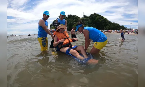 Praias do PR contam com equipamentos para cadeirantes entrarem no mar