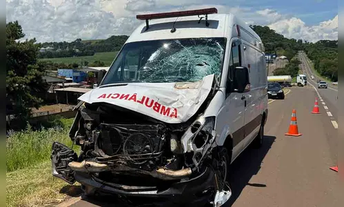 Motociclista sofre ferimentos graves ao colidir com ambulância no PR