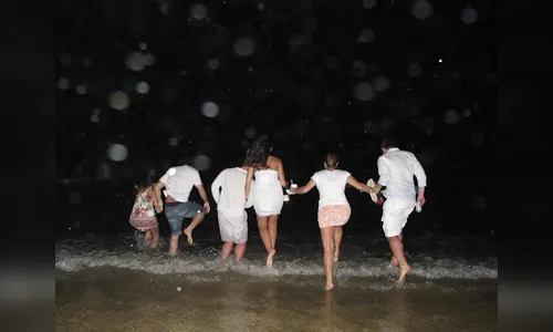 Veja o significado de pular 7 ondas na praia na virada do ano