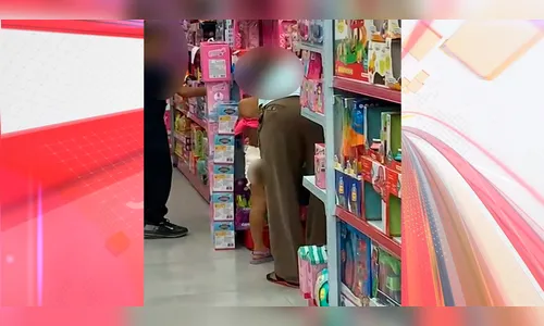 Homem acaricia criança de 6 anos dentro de loja e é preso por estupro
