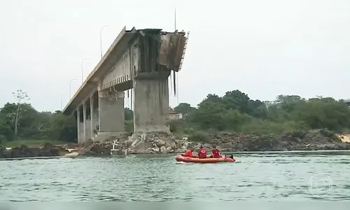 Caminhões com substâncias químicas que caíram de ponte estão intactos