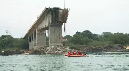 Caminhões com substâncias químicas que caíram de ponte estão intactos