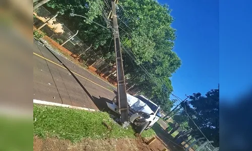 Caminhonete carregada com cigarros contrabandeados derruba poste