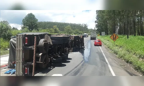 Trecho da BR-376 é interditado após acidente envolvendo caminhões