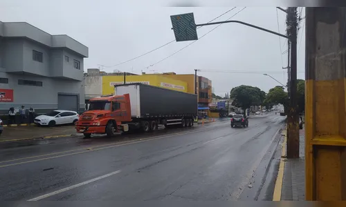 Carreta fica parada na Avenida Minas Gerais após bater em caminhão