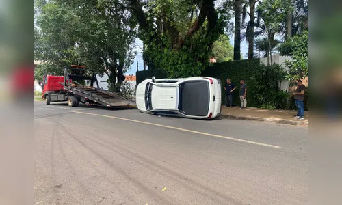 Carro capotado chama atenção de moradores no centro de Apucarana